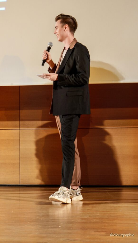 Pierre Engelmann auf der Bühne als Moderator